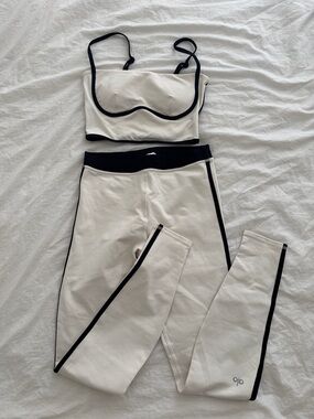 ALO Yoga White and Black Contrast Sports Bra and Leggings Set